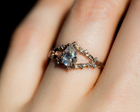 Briar rose with pear moissanite